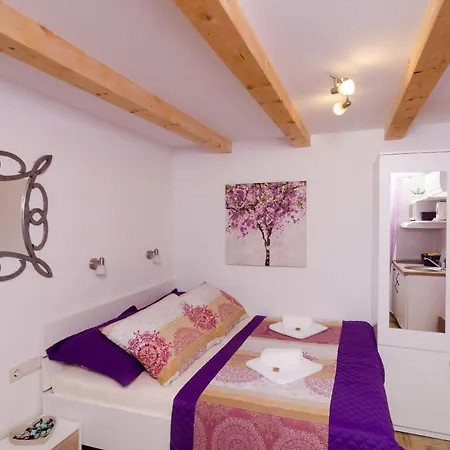 라벤더 가든 아파트먼트 *