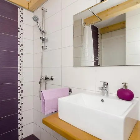 Lavender Garden Apartment *