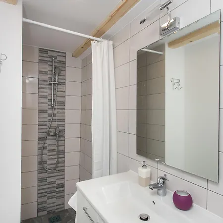 라벤더 가든 아파트먼트 *