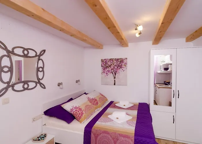 라벤더 가든 아파트먼트 *