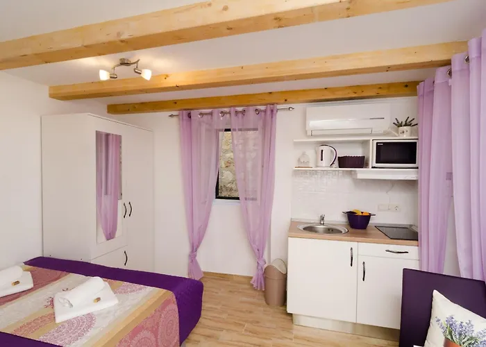 라벤더 가든 아파트먼트 *