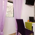 Lavender Garden Apartman *