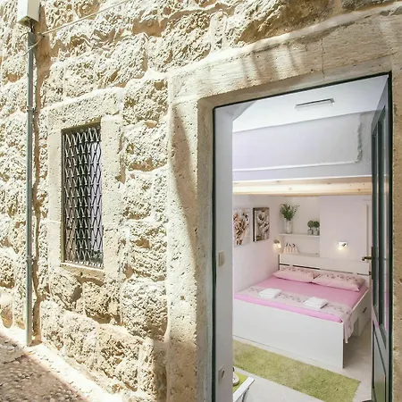 Lavender Garden Apartment *